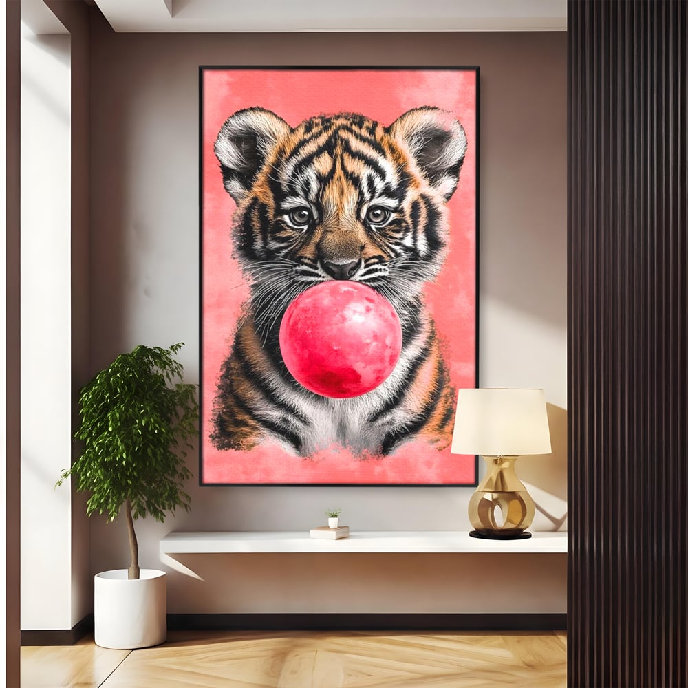 Tablou canvas cu ilustratie pui de tigru cu guma roz, in rama de aluminiu negru